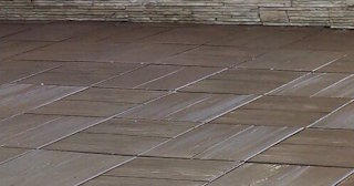 Бетонная брусчатка двора в Хабаровске в октябре