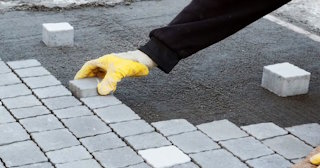 Монтаж тротуарной плитки на даче в Хабаровске в октябре