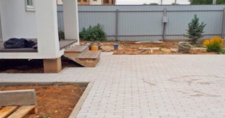 Укладка тротуарной плитки во дворе в Хабаровске в октябре