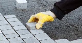 Укладка тротуарной плитки 50 на 50 в Хабаровске в октябре