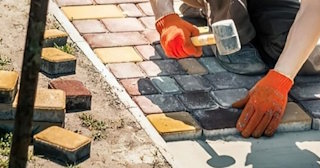 Укладка брусчатки «старый город» три цвета в Хабаровске в октябре